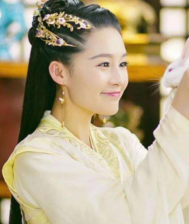 怪不得孙怡基本不演古装,看到她唯一一张古装照,确定不是李沁?