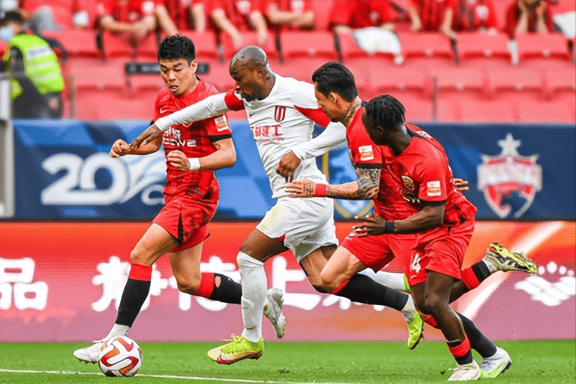 原创            0-1！上海海港拉胯，成都蓉城逆境绝杀，25场不败，武磊遭遇碰瓷（上海海港阵容名单）
