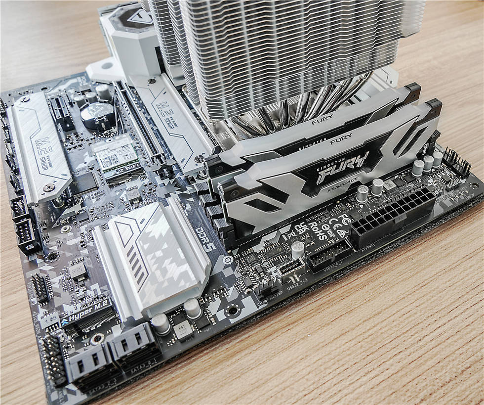 桌面上的显示器是rog strix xg27aqv电竞显示器,2900r曲率2k分辨率,最