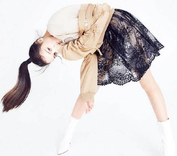 高难度时尚大片只服迪丽热巴,一字马反手摸嘴,狂扒米饭还照样美_动作