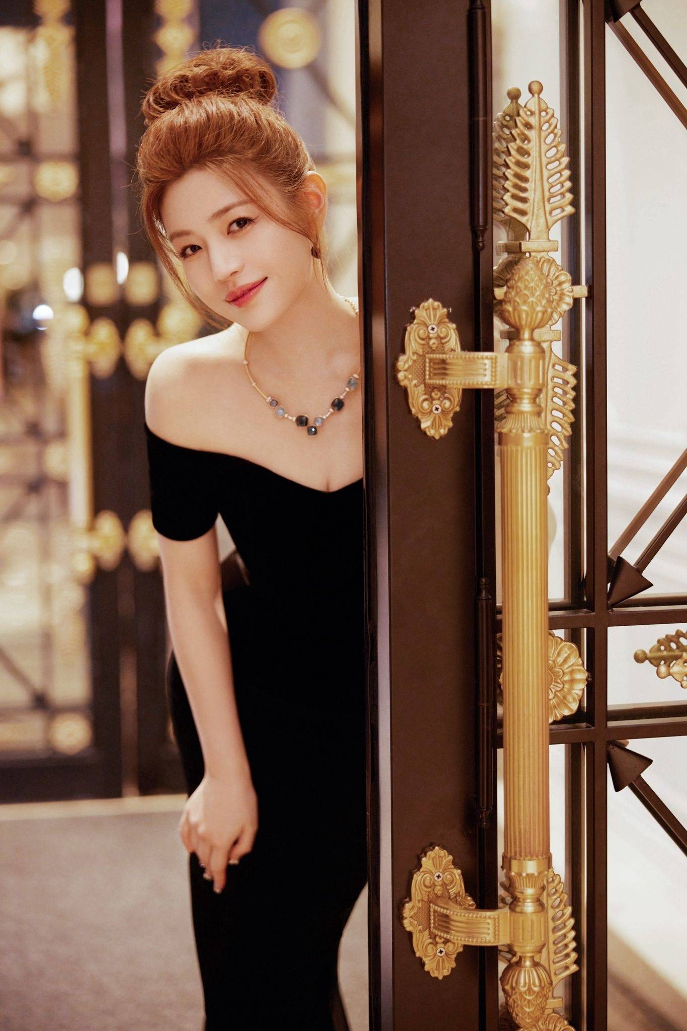 陈妍希黑色抹胸连衣裙性感写真_造型_一身_气质