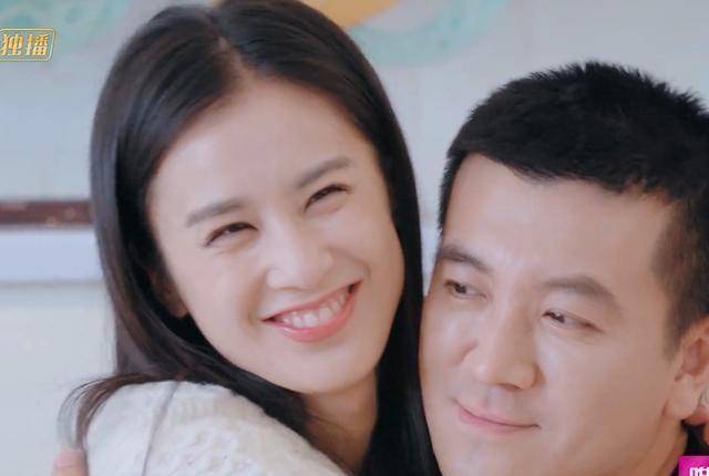 黄圣依穿暴露吊带教杨子跳舞,背后古画抢眼,儿子出镜让人捏把汗_装修