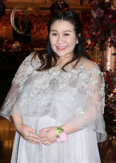 何超盈去医院探望奚梦瑶:抱着女儿对镜甜笑,与孕期对比判若两人_身材