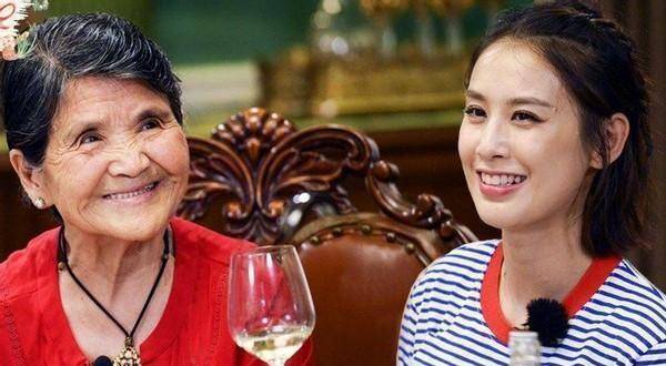 黄圣依婆婆三代同框送祝福,背后豪宅太气派,桌上坏苹果成亮点_房子