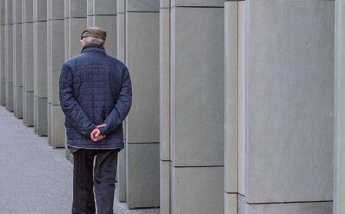 很多的老人,都喜欢在走路的时候背着手,为什么非要这样?