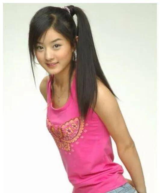 小时候家里苦,干过不少农活,在赵丽颖后来的采访中曾透露,那时候的手