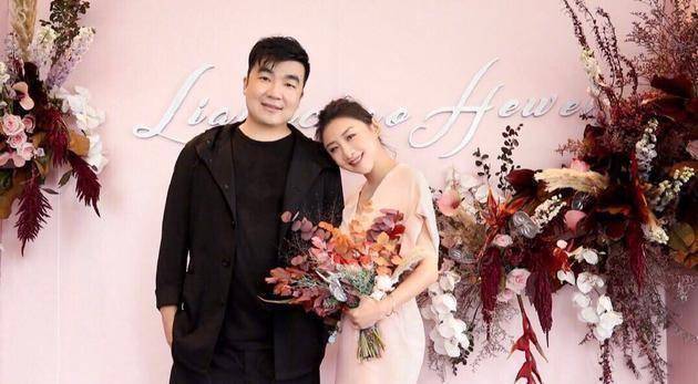 何雯娜梁超订婚 网友:以花遮肚,有了?_祝福_减肥_肚子