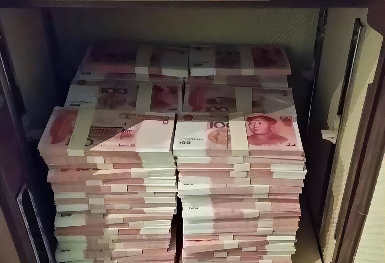为此,她近两个月没有在抽屉中,放过大数额的现金.
