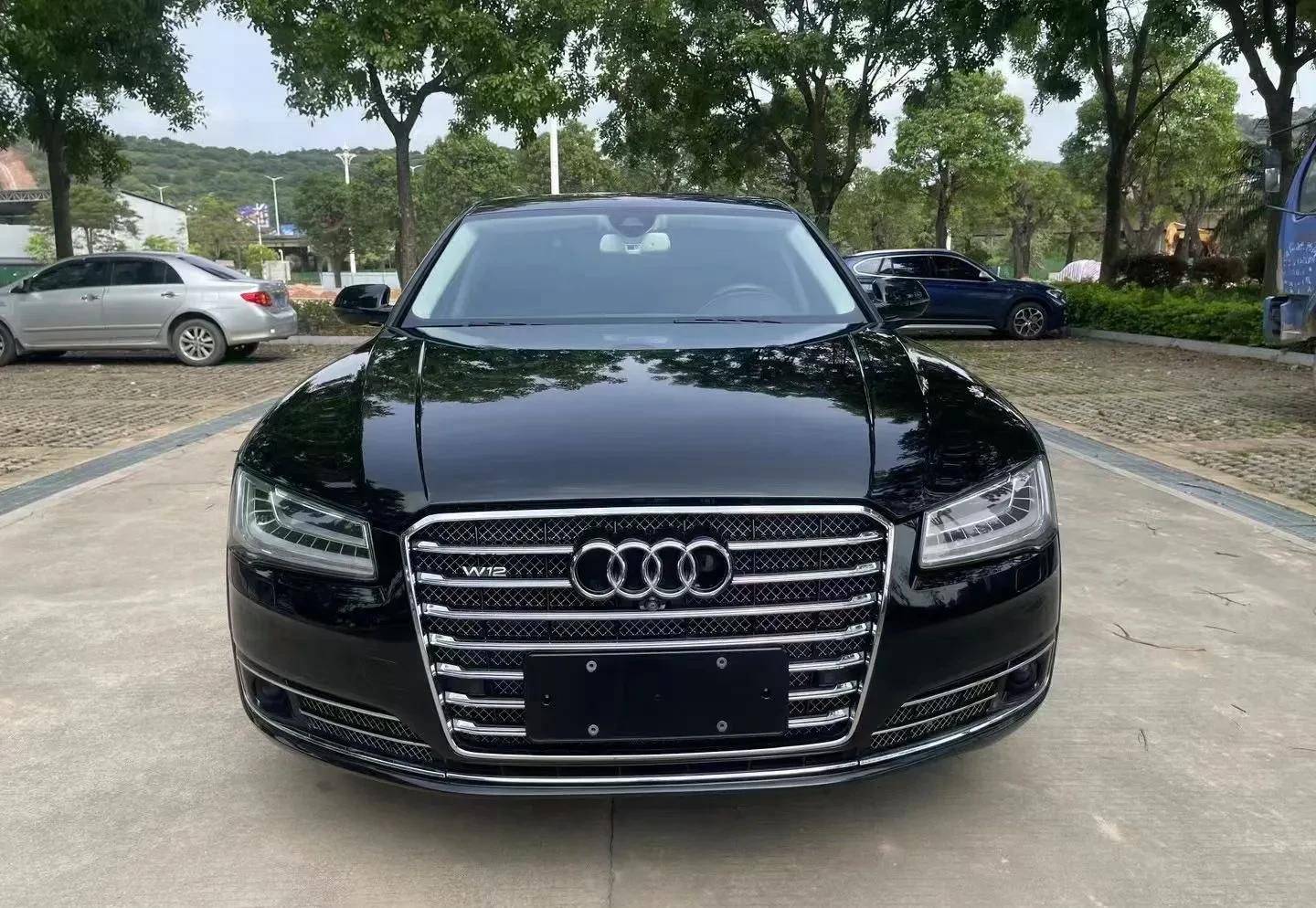 照片上的这辆二手奥迪a8就是这位广州小伙花79万买的,小伙表示:我觉得