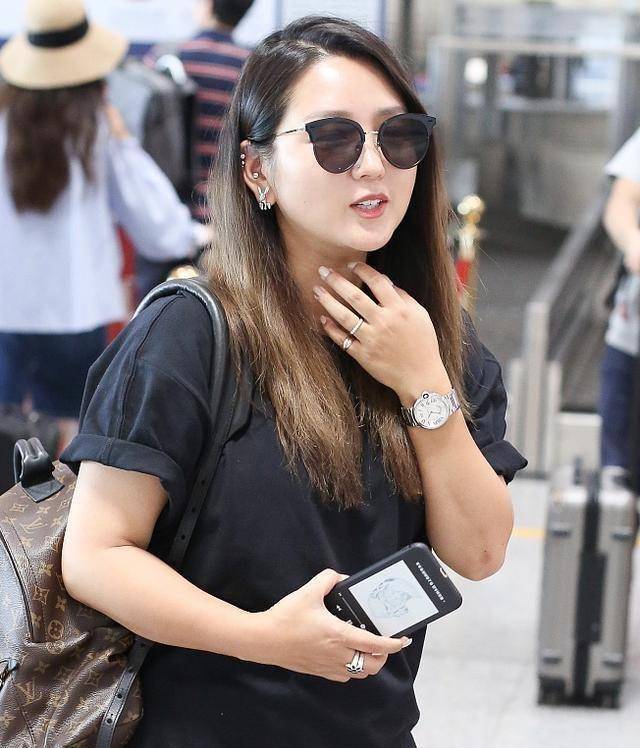 何洁现身机场,镜头下真实身材依然不瘦,不过此次她却没有被吐槽_网友