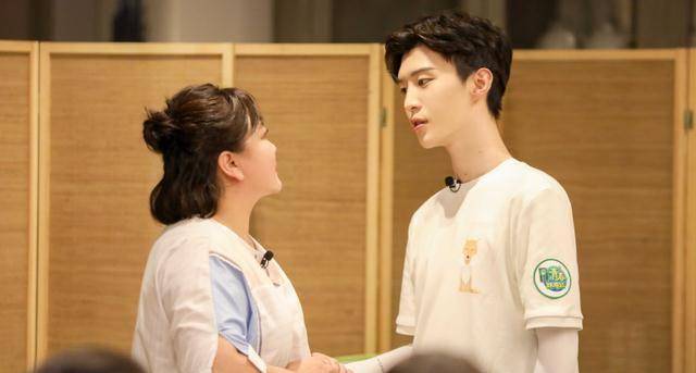 华晨宇嗑了"加饭姐弟"的糖,注意贾玲的表情,网友:心疼范丞丞_明星