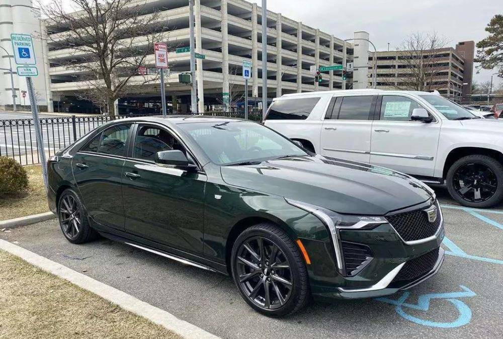 凯迪拉克ct4实车"出炉",墨绿配色很霸气!内饰有点落伍?