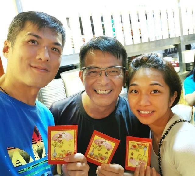 黄日华60岁生日与女儿开心度过女儿花心思送其跑步造型的蛋糕_爸爸