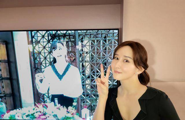 胡静晒生活近照,穿v领秀身材,5周年见荧幕"高雪琴"还俏皮合拍_女性