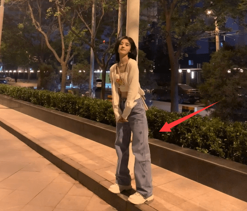 鞠婧祎玩手机"大佬坐姿"抢镜,站电线杆前面拍照,这腿长我没看错?