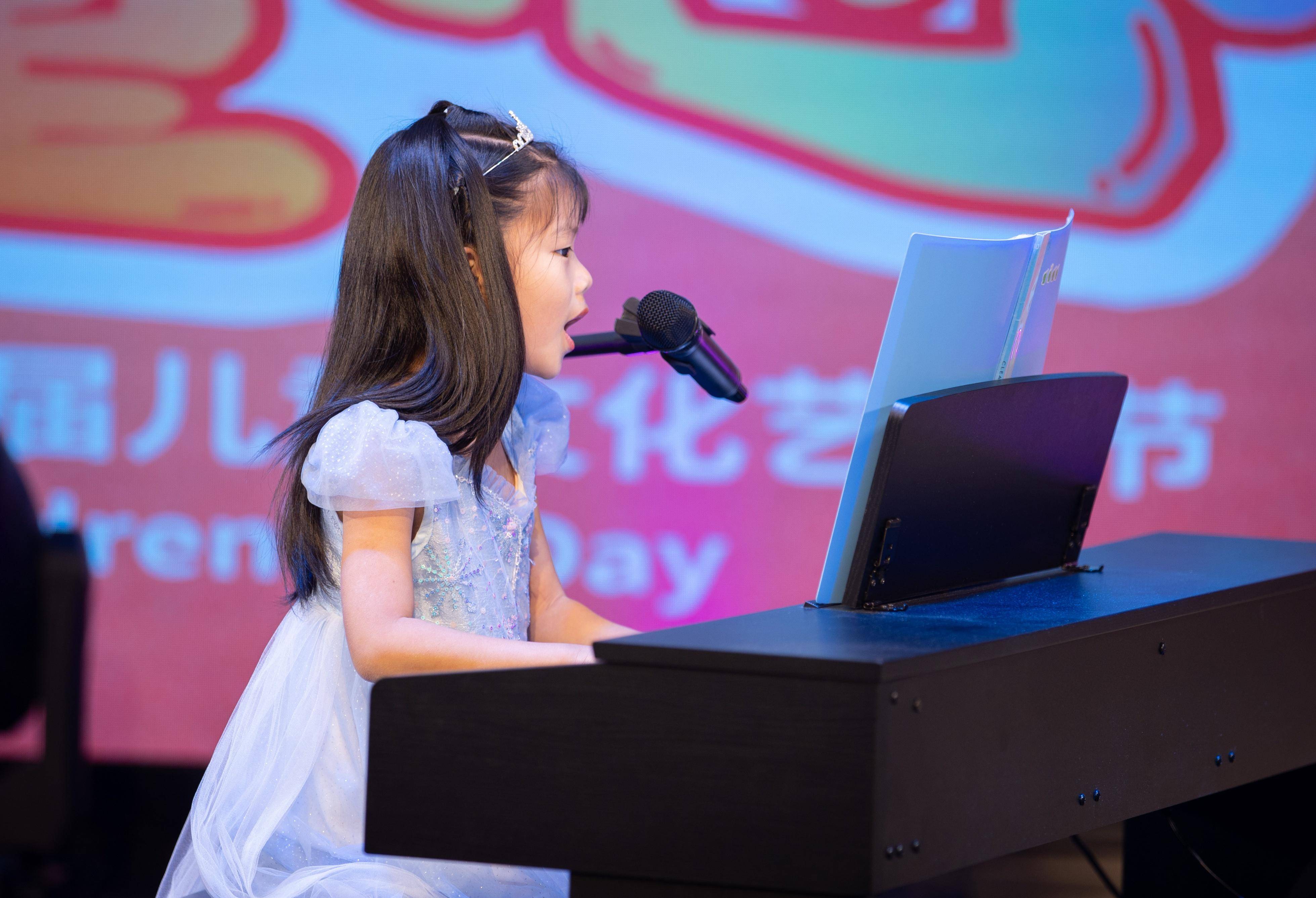 6月4日,"闪闪红星耀童心"呼和浩特万锦生活圈第十届儿童文化艺术节