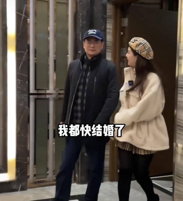 送240万的跑车给猴哥,携爸爸外出打扮,对方精神似小伙_父亲_气质_背景