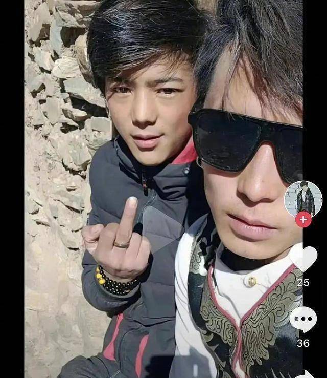 藏族小哥丁真旧照流出,竖中指太像精神小伙_群众_形象_意思