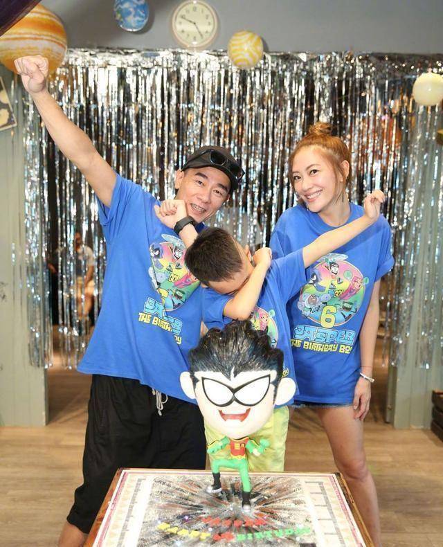 他们的儿子jasper在台下又跳又叫,看上去非常兴奋,这次jasper升级成为