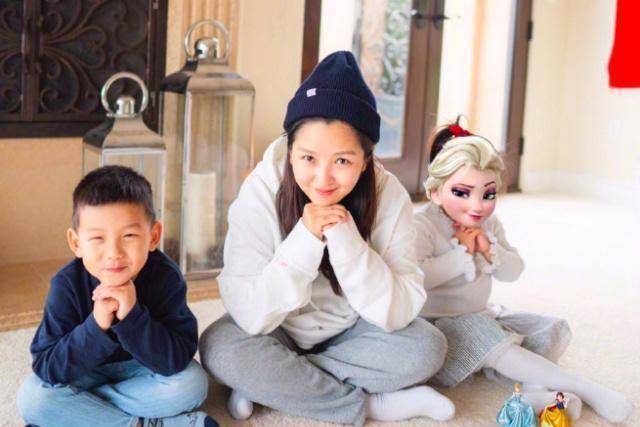 何洁妈妈带七宝宝妹逛超市,七宝变帅,宝妹扎着两个小辫子好可爱_马赛