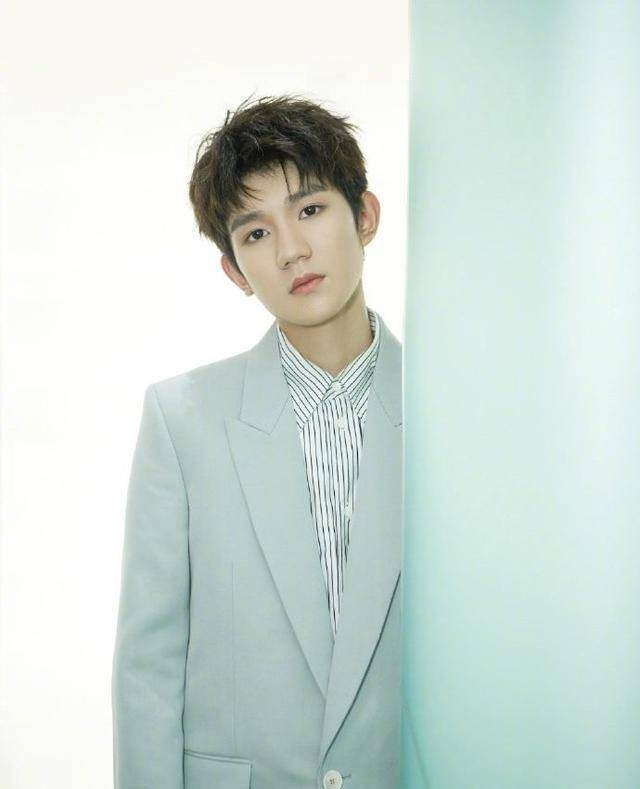 王源新照眼神锐利气质成熟自如,与蔡徐坤天壤之别_流量_超越_脸部