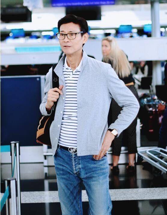 75岁郑少秋还有偶像包袱:常年戴假发,身材不发福,气质儒雅高级_自然