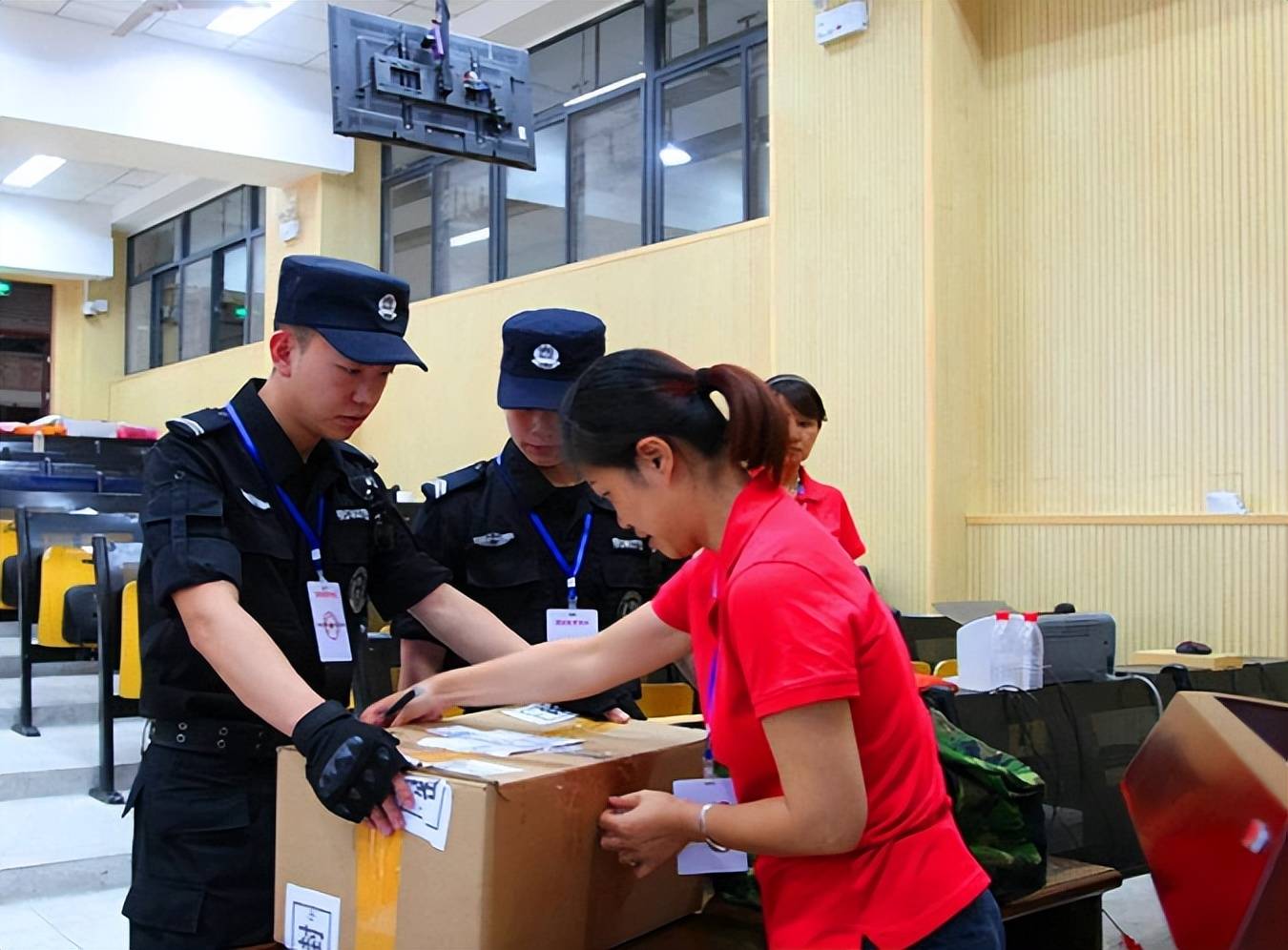 网友高速偶遇押送车队,安全感爆棚_考生_运输_印刷