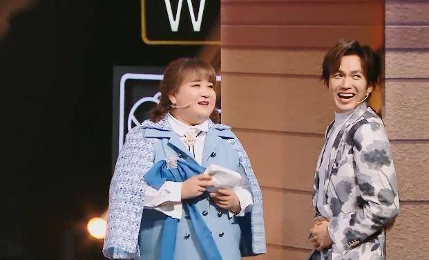 贾玲演霸道总裁壁咚钟汉良,把餐巾纸当钱撒,高素质举动获赞_王牌_观众