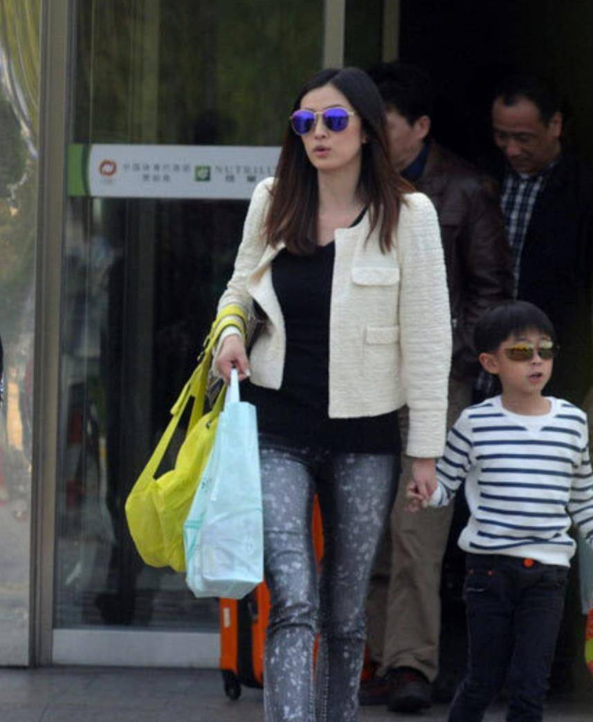 56岁王志文一家出游,他显老态,娇妻好年轻,一家三口似祖孙三代_儿子