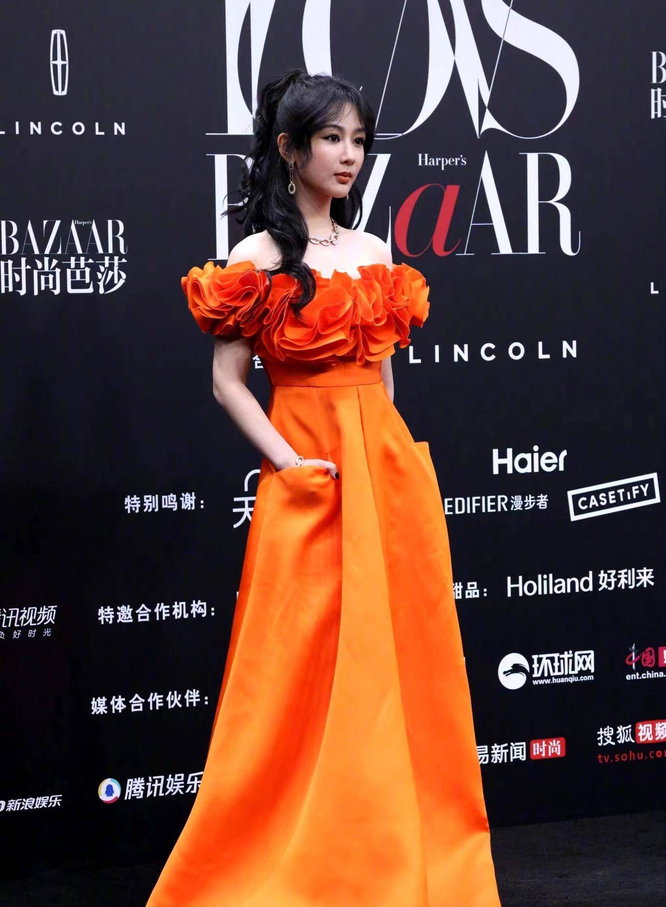 芭莎之夜红毯:赵丽颖时髦,唐嫣豪放,杨紫踩雷,baby惊魂未定_迪丽热巴