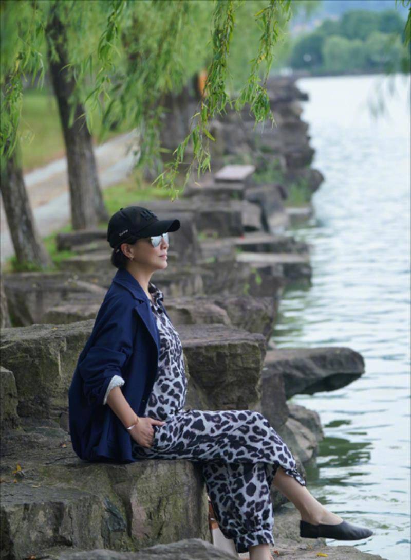 刘嘉玲近况:全家去拜佛,年迈母亲白发苍苍背50万包包_梁朝伟_带着