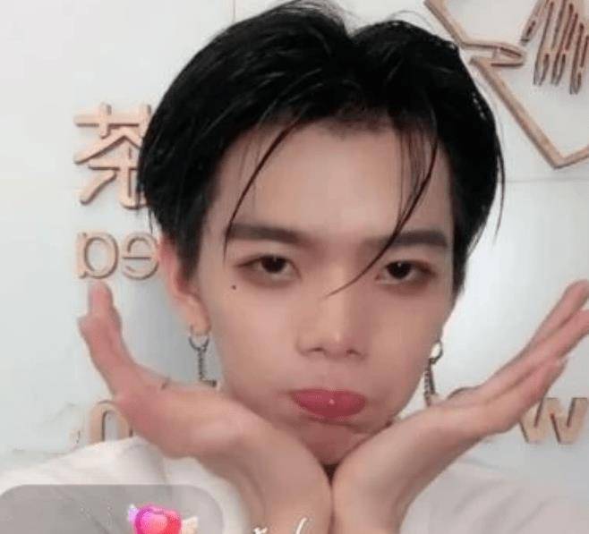 七鹤大人应粉丝要求摘口罩,樱桃小嘴有点辣眼睛,网友:以后别摘了_事情