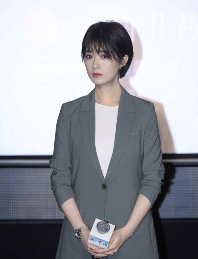 蒋欣小西服造型,配上帅气短发格外好看,轻松减龄!_西装_红色_黑色