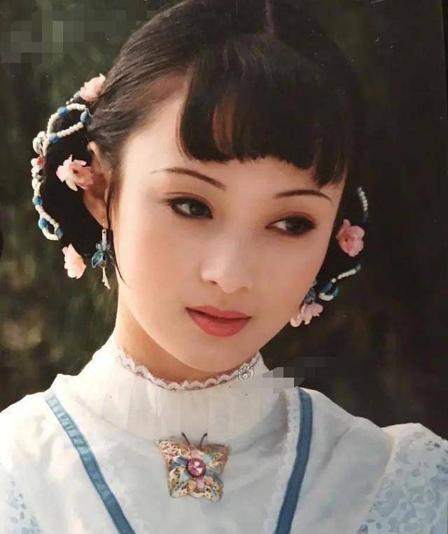 叫"水灵",还让已经成名的朱茵给她作配,年轻时候的蒋勤勤,是真的够