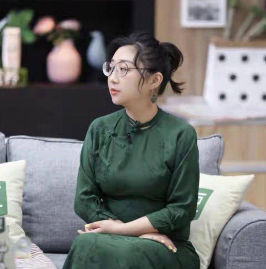 贾玲胖得坦荡荡,挑战"彩色旗袍"还挺有韵味,骨子里的自信真美_身材