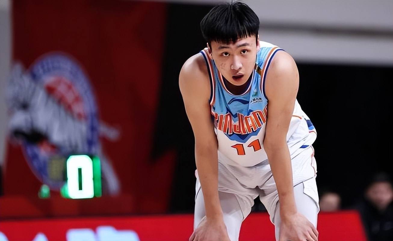 他被誉为"第一高中生",奶奶是前中国女篮老一代的队长杨洁,属于根红苗