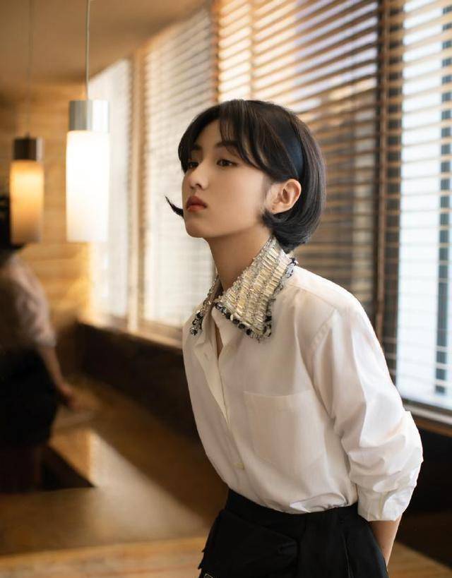 介绍乔杉给张子枫认识,和嘉宾握手提示我手凉,难怪张子枫那么红_刘晓