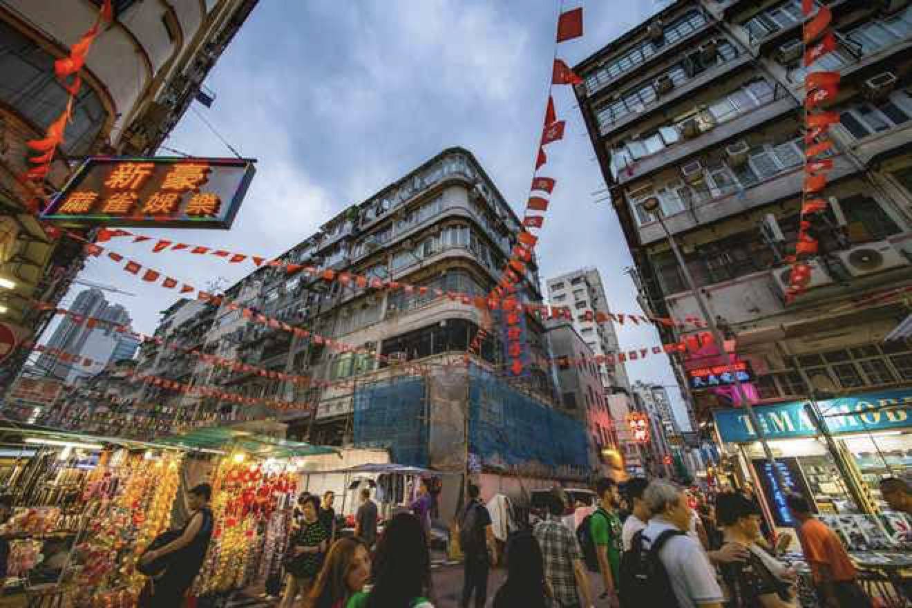 建筑工、服务员打工月入三四万，年轻人挤进香港：你愿意吗？