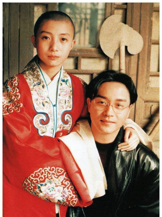 1992年,张国荣在庆功宴上怒吼:你敢打她,我就在香港找人收拾你