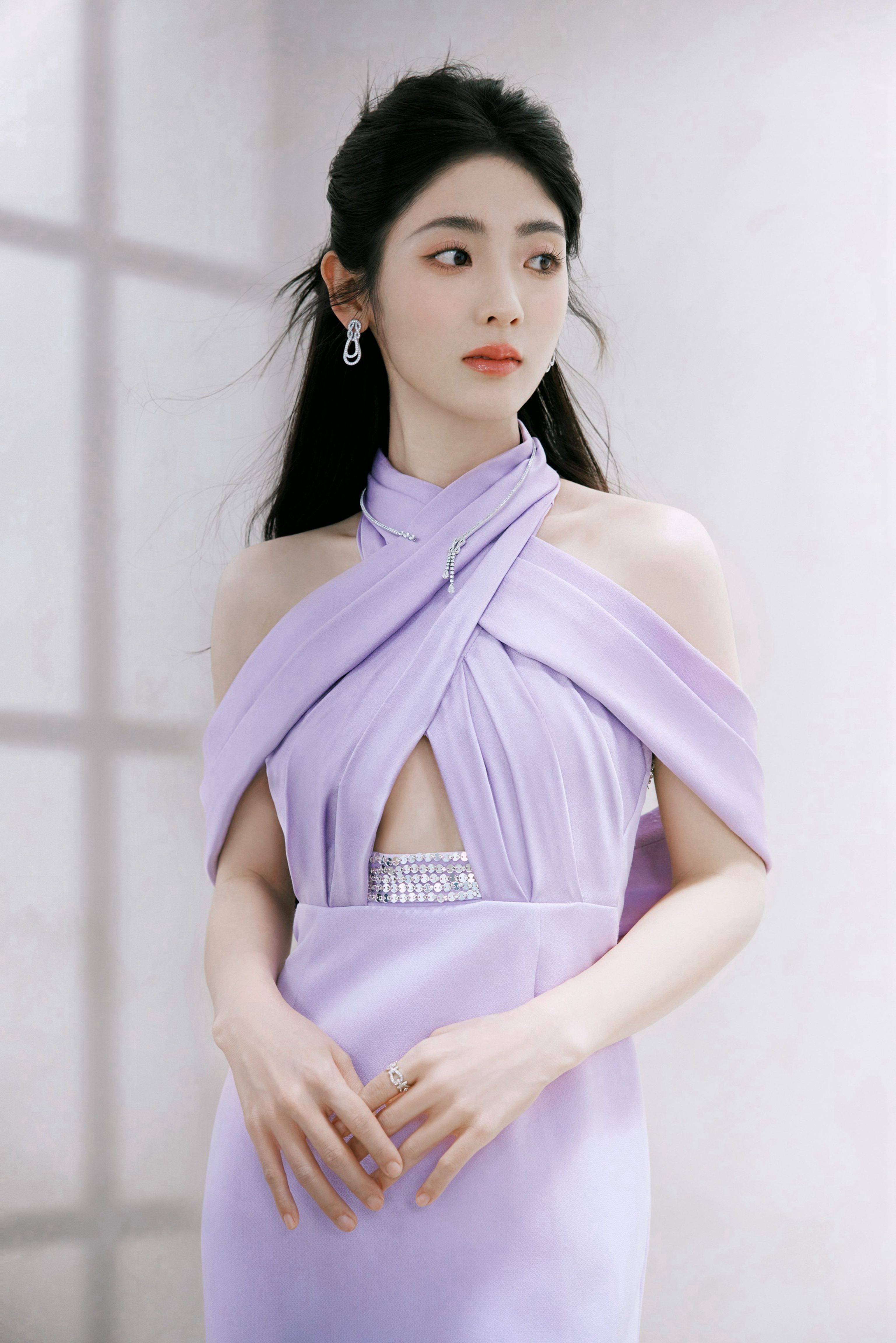 邢菲紫色连衣裙时尚写真
