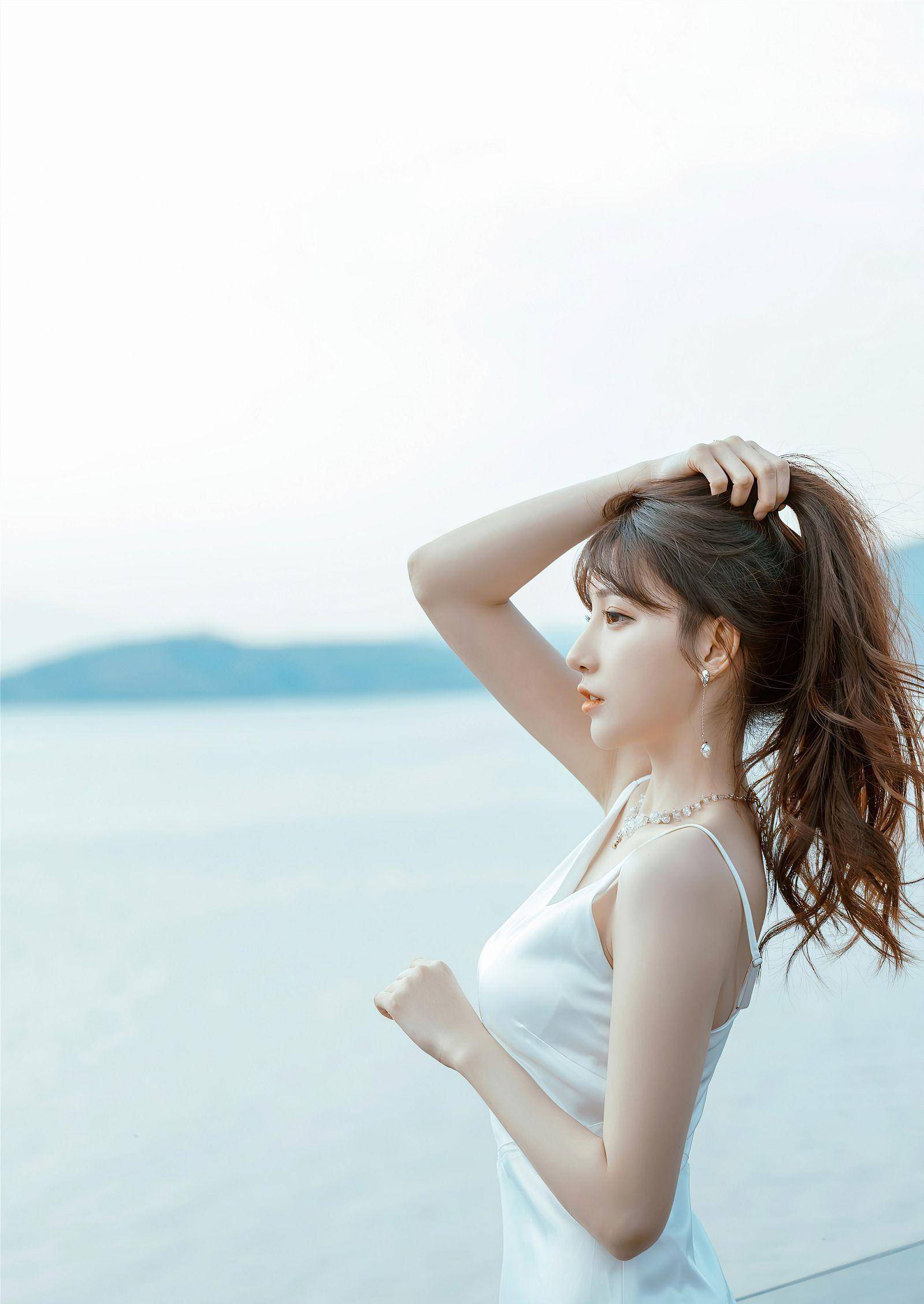 美女们海边吊带裙穿搭,白色高雅,红色热烈,粉色甜美可人!