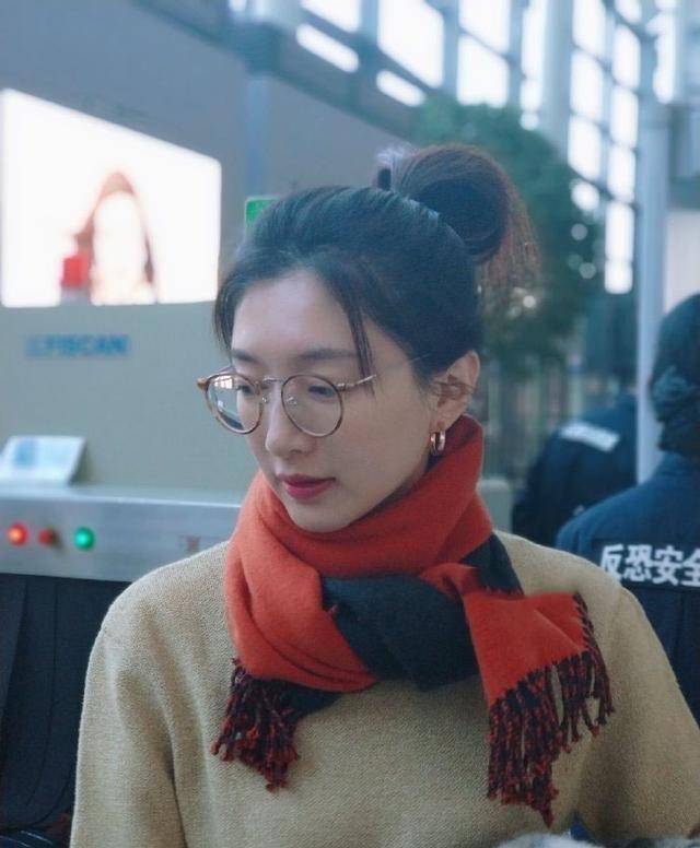 除了衣服和裙子以外,张淑颖的这条毛巾选择也很有意思,毛巾的整个颜色