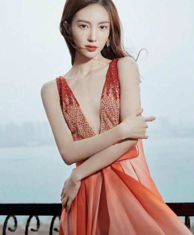 金晨身穿深v亮橙色渐变长裙,后背蝴蝶结设计感十足,尽显大气感_黑色