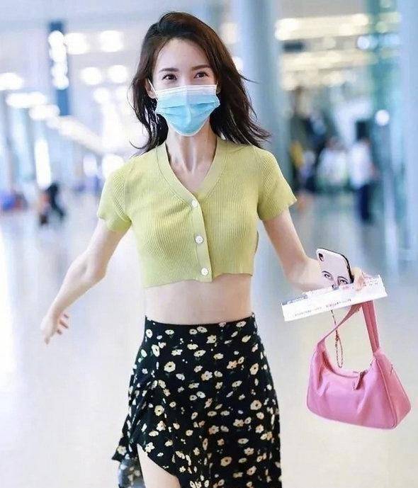 金晨身穿深v亮橙色渐变长裙,后背蝴蝶结设计感十足,尽显大气感_黑色