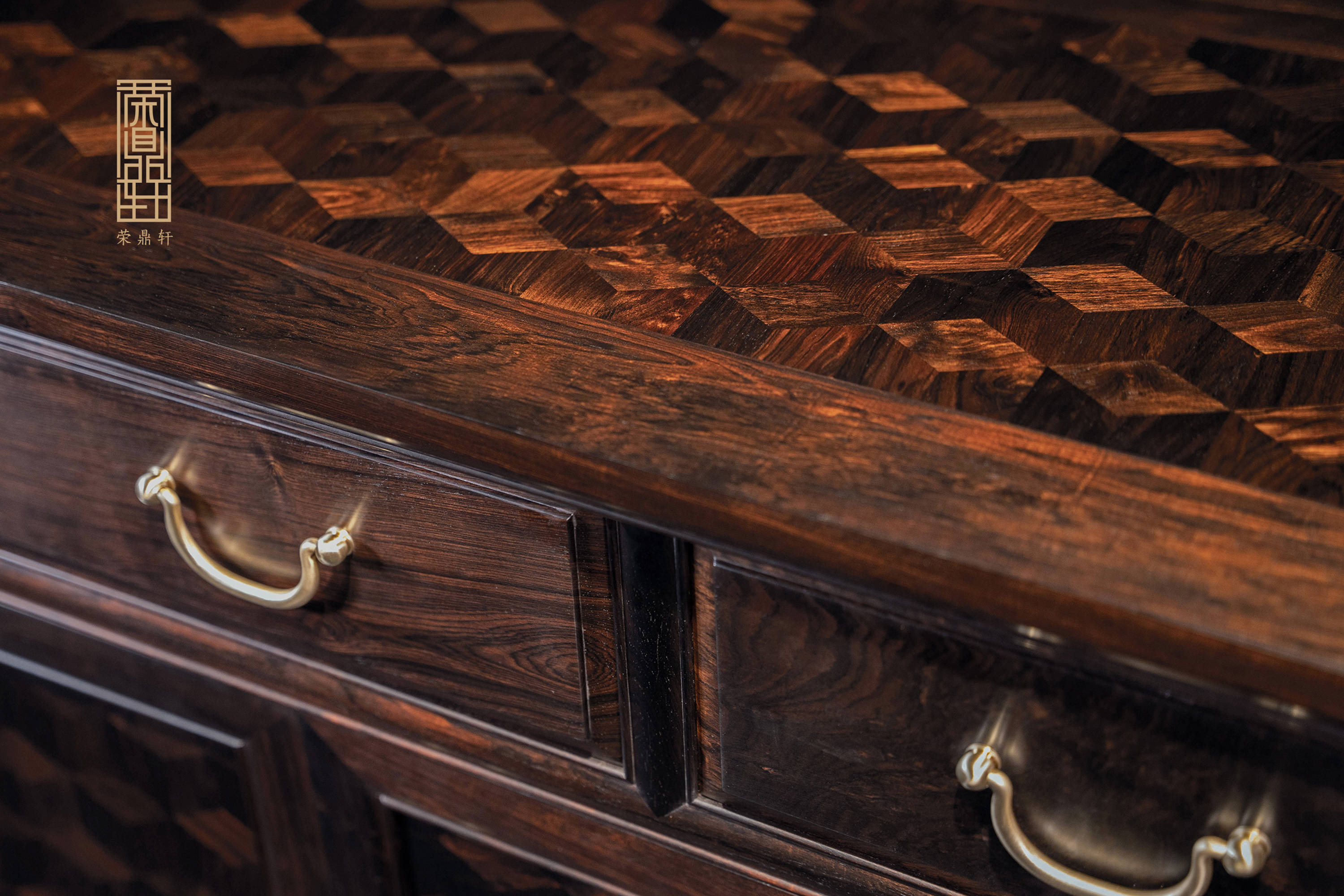 荣鼎轩:明式翘头三联柜——风度翩翩的实用君子