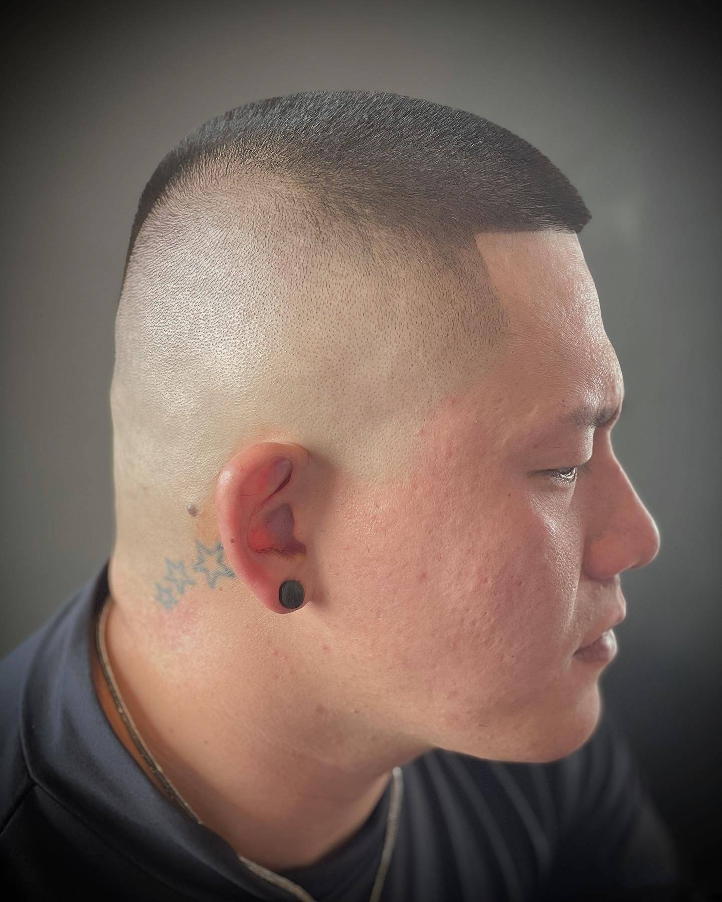 区别在于轮廓线条与精细度的不同_头发_尺寸_发型