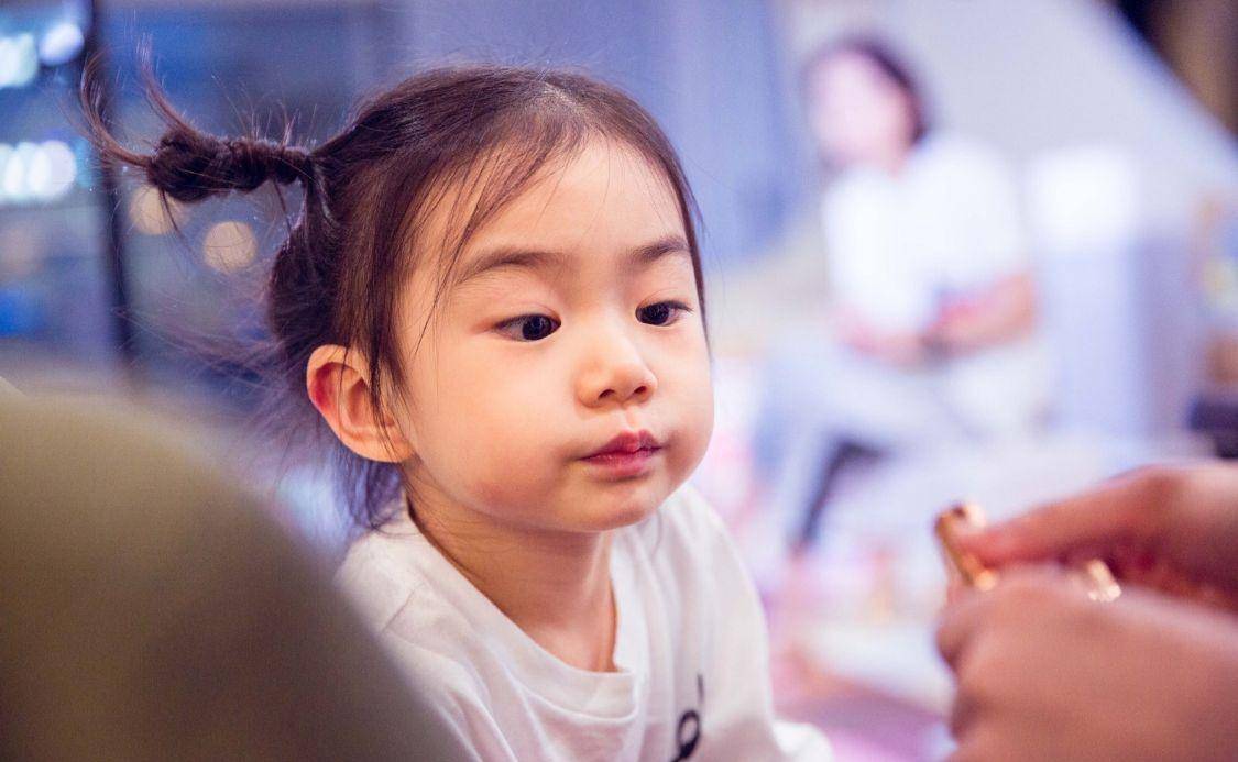 后李承铉慢慢就淡出观众的视野了,直到旅行真人秀综艺《想想办法吧!