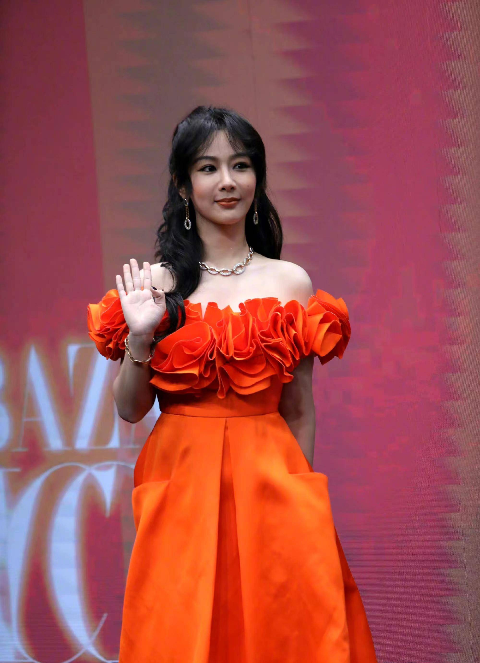 芭莎之夜红毯:赵丽颖时髦,唐嫣豪放,杨紫踩雷,baby惊魂未定_迪丽热巴