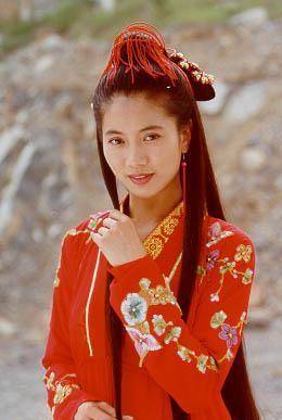 袁咏仪年轻时的颜值真的没法挑,她曾担任《花木兰》女主,参演过《金枝