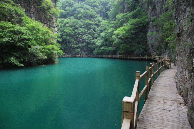 焦作青龙峡景区内还有着独特的溶岩景观,共有大小溶洞20余处,主要有